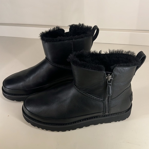UGG Women's Classic Zip Mini Black Pre-loved - Picture 3 of 17
